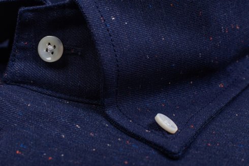 Granatowa koszula z efektem donegal z kołnierzem button down