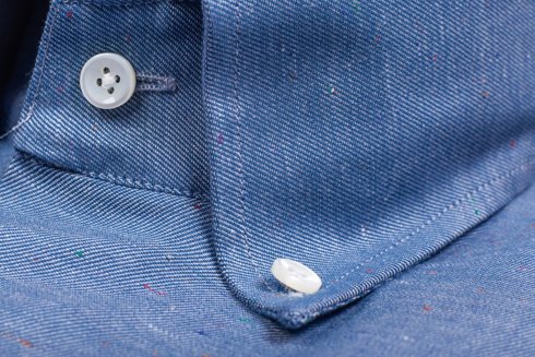 Niebieska koszula z efektem donegal z kołnierzem button down