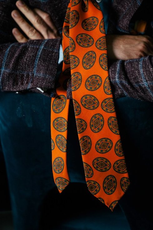 Pomarańczowy krawat z wełny challis w romby