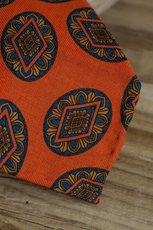 Pomarańczowy krawat z wełny challis w romby