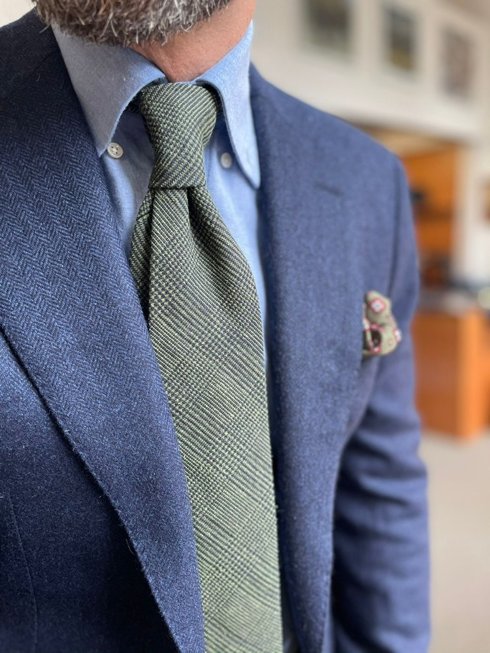 Zielony krawat w kratę z surówki jedwabnej